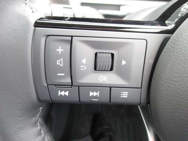 ステアリングスイッチ搭載！ハンドルひとつで手を離さなくても運転中視線をそらさなくても操作が出来て便利です♪