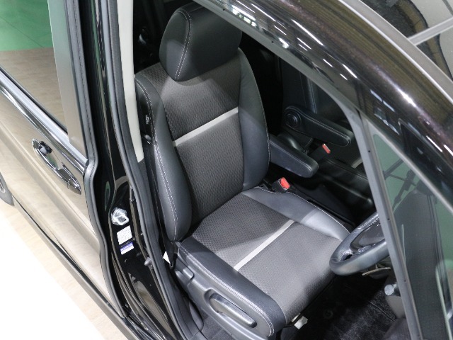 程よい硬さとホールド性が高いシートで長時間運転も快適です。