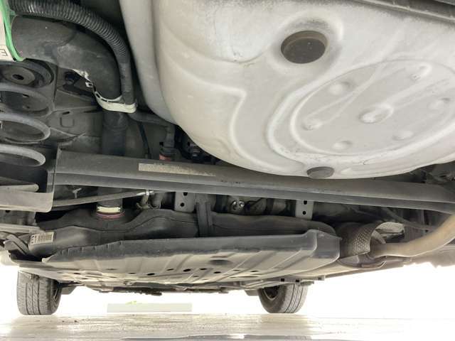 中古車だと気になる足廻り＆下廻り・・・ご覧の通り状態良好◎沿岸部や降雪地にお住まいのお客様もご安心ください♪