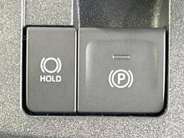 【電動パーキングブレーキ】パーキングブレーキは便利な電動式！ボタン一つで操作でき、アクセルを踏めば自動で解除されます