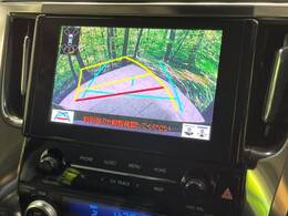 【バックカメラ】駐車時に後方がリアルタイム映像で確認できます。大型商業施設や立体駐車場での駐車時や、夜間のバック時に大活躍！運転スキルに関わらず、今や必須となった装備のひとつです！