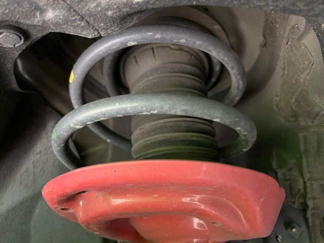 お車を安心してお乗りいただく為には、足回りの定期点検が欠かせません。サービスサポート（有償保証）では無料点検もご提供しており、安心のカーライフをお過ごしいただけるサポート体制が整っています。