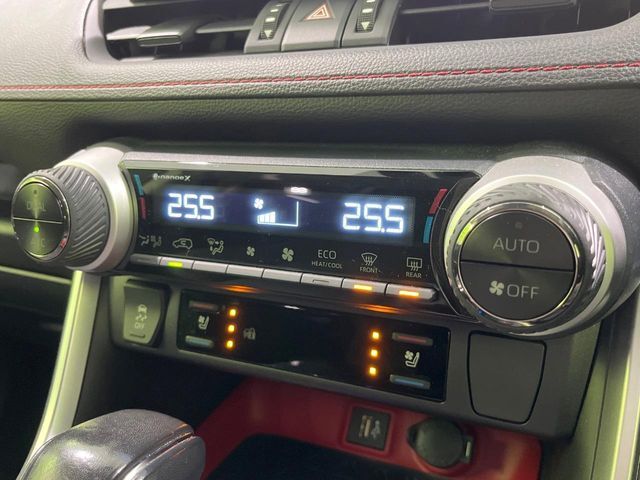 【シートベンチレーション】夏場は涼しい風でお尻や背中の熱やムレを防ぎ、冬はエアコンよりも早く温まってポカポカに！季節を問わず快適に過ごせます。