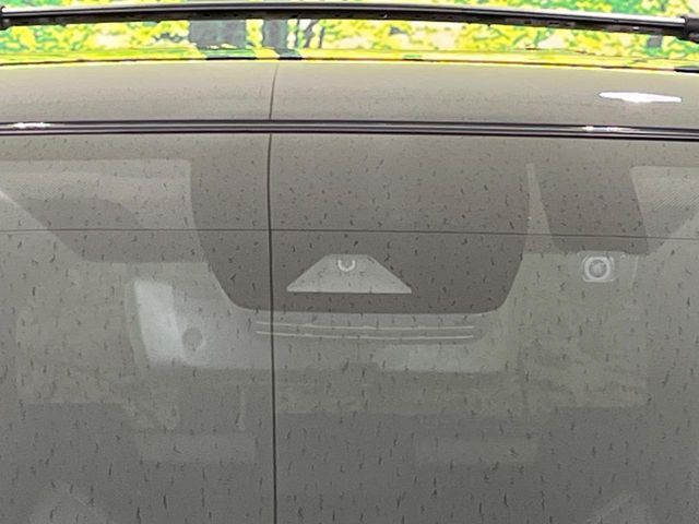 【トヨタセーフティセンス】走行中に前方の車両等を認識し、衝突しそうな時は警報とブレーキで衝突回避と被害軽減をアシスト。より安全にドライブをお楽しみいただけます。