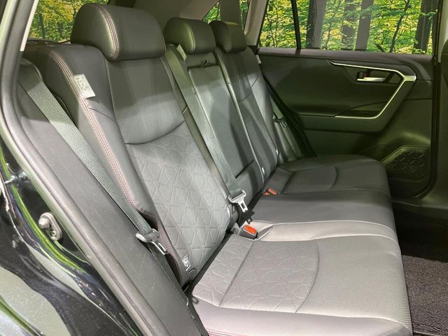 後部座席も気になるようなキズ・汚れやへたり等、大きなダメージはなく、良好な状態です。