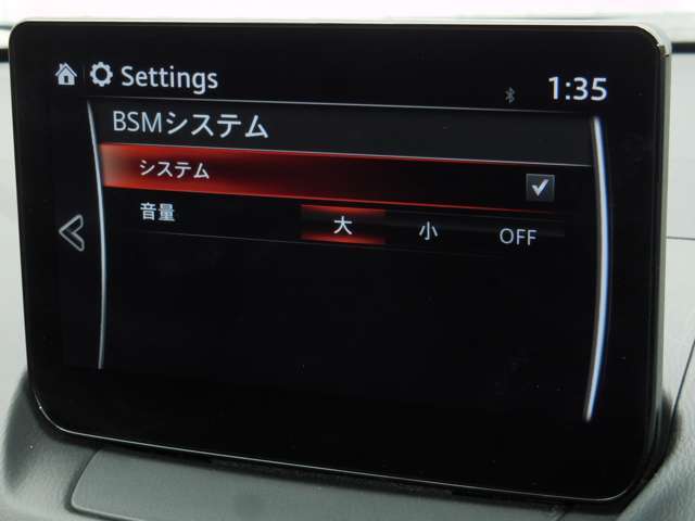 BSMは、車線変更時における運転者の後方確認を支援するシステムです。自車の後方から接近する車両を検知すると、接近表示灯(ミラーに設置)　　　　　　　　　と警報音で運転者に危険を知らせます。