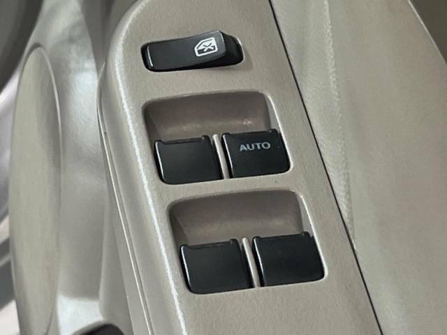 【パワーウィンドウ】ボタン一つで簡単に窓の開閉ができるのでとっても便利！運転中でも楽々操作♪