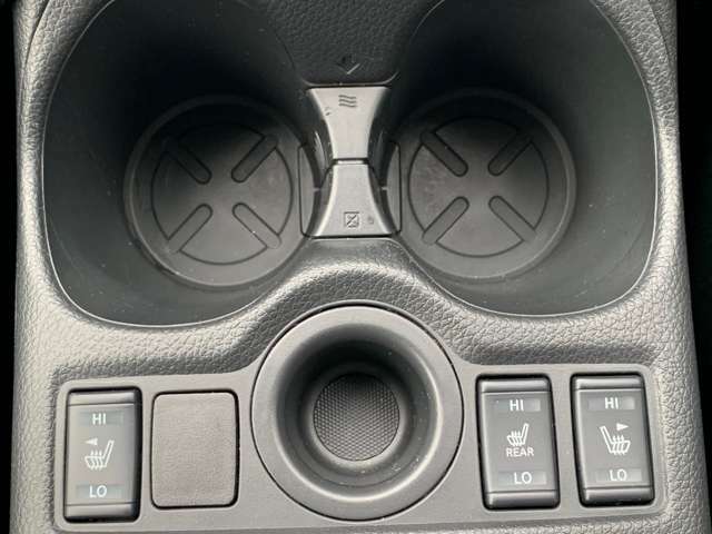前席のシートヒータースイッチに4WDの切り替えスイッチとカップホルダー。