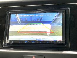 【バックカメラ】駐車時に後方がリアルタイム映像で確認できます。大型商業施設や立体駐車場での駐車時や、夜間のバック時に大活躍！運転スキルに関わらず、今や必須となった装備のひとつです！
