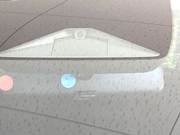 【ホンダセンシング】走行中に前方の車両等を認識し、衝突しそうな時は警報とブレーキで衝突回避と被害軽減をアシスト。より安全にドライブをお楽しみいただけます。