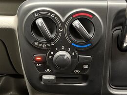 寒い冬も暑い夏も全席に快適な空調を届けてくれる、ダイヤル式エアコンを装備♪