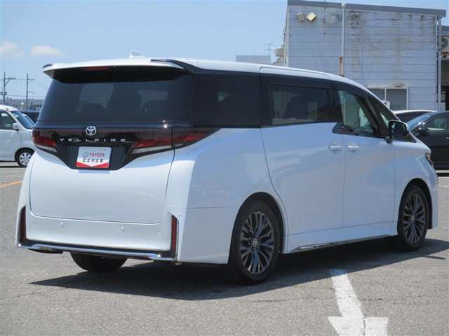 明るく広々、落ち着いた店内では、中古車のご検討・ご購入のほか、携帯電話（au）の購入等、様々なご相談に幅広く応えていきます♪