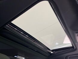 【ガラスルーフ】ガラスルーフ搭載で車内の解放感が一気にアップ！開放的なドライブをお楽しみいただけます。