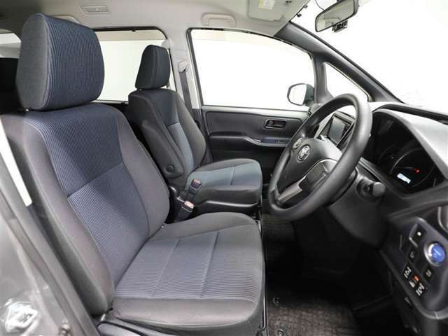 ゆったり室内で運転もしやすいです♪使い勝手の良い配置も考えられています！！