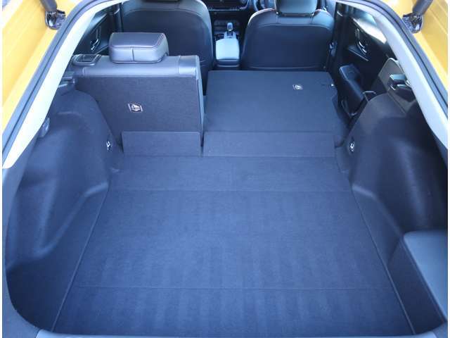荷室　リヤシートを倒すことで広く使用できます