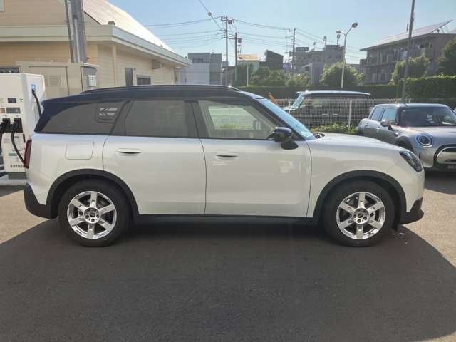 弊社では全車両の事前点検整備を行っております。またご納車前に再度点検整備を行い、全国ご自宅前までご納車致します。正規ディーラーならではのクオリティと安心をお届けしております！