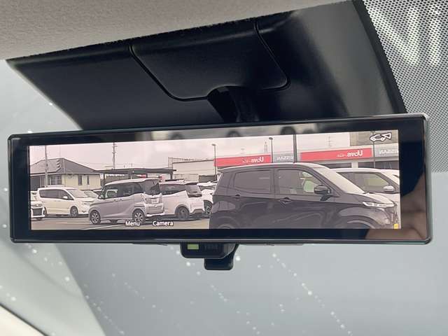 スマート・ルームミラー：車両後方のカメラ映像をミラー面に映し出すので、車内の状況や、天候などに影響されずいつでもクリアな後方視界が得られます。