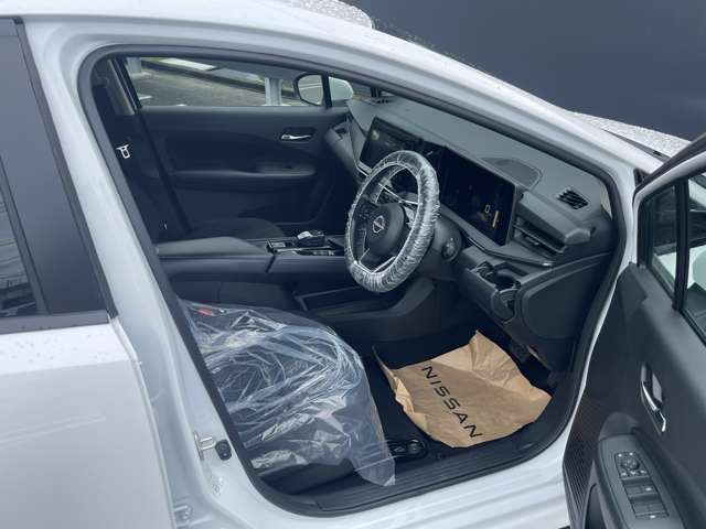 ◆前面ドア運転席◆ドアの開口が広く乗降ラクラク。シートの幅も広く運転していてもストレスを感じません。足元も広く快適なドライブを演出してくれます。