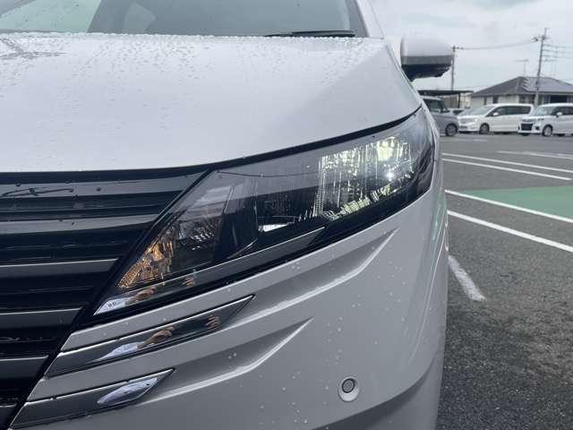 LEDヘッドランプ：ハロゲンランプの約2倍の光量でより明るく遠くを照らし、夜間走行時の視認性を高めます。