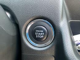【　プッシュボタンスタートシステム　】　「アドバンストキーを携帯し、ブレーキペダルを踏みながらインパネ上のボタンを押すだけで、エンジンの始動/停止ができます。」