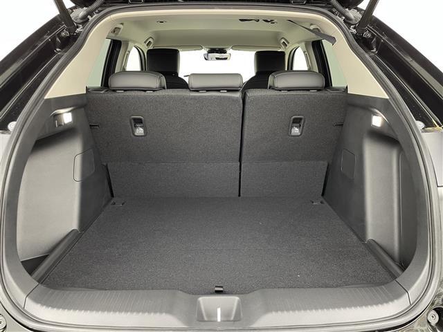 【トランク】積み込みやすくて、たっぷり積める荷室です。シートアレンジできるものは、乗車人数と荷物の量や大きさによってシートを動かすことができるので、より快適なドライブが可能です！