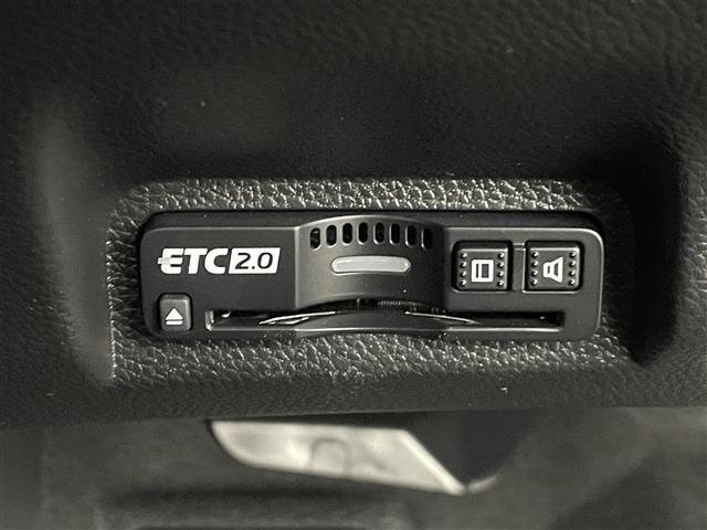 【純正ビルトインETC2.0（DSRC/ITSスポット）】ETCカードを挿入すれば料金所はノンストップで通過できます。ETC限定の割引や、高速道路の情報提供サービスを利用できます。