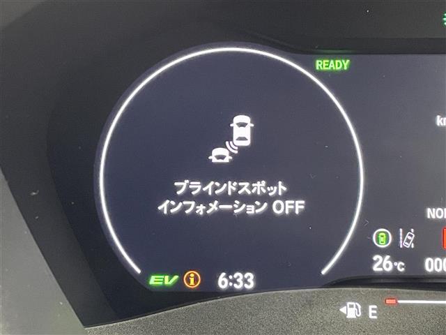 【ブラインドスポットインフォメーション】走行中、斜め後ろに他のクルマを検知すると、その方向のドアミラー鏡面上にマークを表示しお知らせします！危険をいち早く知ることができます。