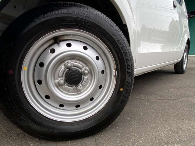 販売車両は1台1台にJAAA鑑定士（日本自動車鑑定協会)が入念かつ厳しいチェックを通して、内装・外装・機関・修復、の4つの項目を鑑定し状態を表記していますのでとても安心です。