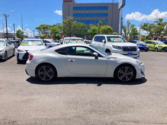 自社運営の陸運局指定整備工場(民間車検工場)完備！経験豊富な整備士が多数在籍し、しっかりした整備をお約束いたします。☆法定定期点検整備の費用は諸費用に含まれます。☆点検記録簿を発行いたします。