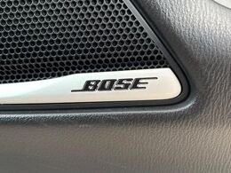 【BOSEサウンドシステム】メーカーオプションの高品位サウンドシステムを搭載。専用のチューニングが施された大小様々なスピーカーから良質なサウンドが奏でられ、臨場感あふれる音響空間を演出します。