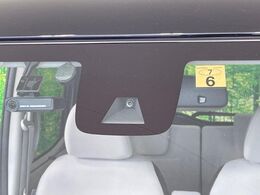 【エマージェンシーブレーキ】走行中に前方の車両等を認識し、衝突しそうな時は警報とブレーキで衝突回避と被害軽減をアシスト。より安全にドライブをお楽しみいただけます。