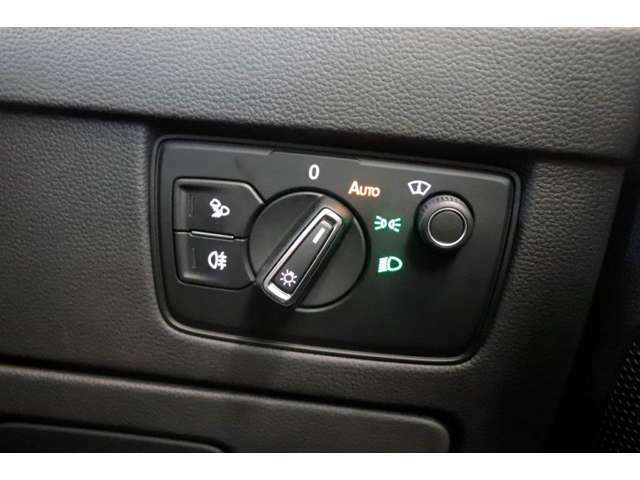 ダイヤル式ヘッドライトスイッチ。（右はヘッドアップディスプレイの格納ボタンです。