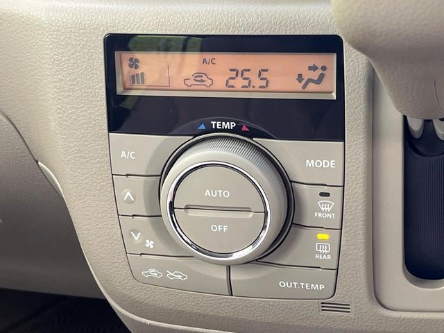 【オートエアコン】一度お好みの温度に設定すれば、車内の温度を検知し風量や温度を自動で調整。暑い…寒い…と何度もスイッチ操作をする必要はありません。快適な車内空間には必須の機能ですね♪
