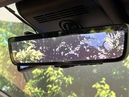 【デジタルインナーミラー】後席の大きな荷物や同乗者で後方が確認しづらい時でも安心！カメラが撮影した車両後方の映像をルームミラー内に表示。クリアな視界で状況の確認が可能です！