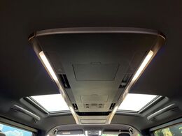 【左右独立ムーンルーフ】2列目左右席にそれぞれ配置されたガラスルーフ！日差しに合わせて片側だけシェードを閉めることも可能です！