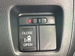 【電動スライドドア】スイッチ/ドアハンドルを軽く操作するだけでドアが自動で開閉。挟みこみ防止機構付きで安心です。お子様の乗降りやお買い物の荷物の積み降ろしにも便利！