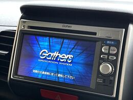 【純正ナビ】人気の純正ナビを装備しております。ナビの使いやすさはもちろん、オーディオ機能も充実！キャンプや旅行はもちろん、通勤や買い物など普段のドライブも楽しくなるはず♪