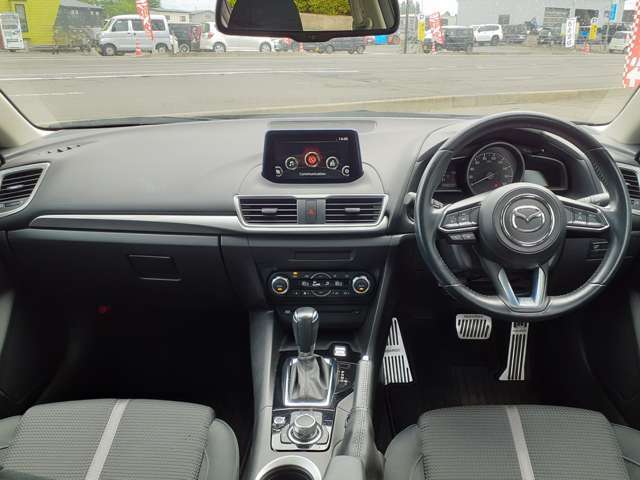 運転者にとっては日々使用することとなる運転席です。運転席が快適だと運転に集中することができますね。