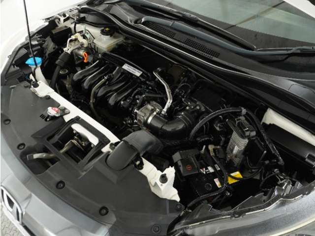 エンジンは車の心臓部分です。このエンジンルームが汚いとトラブルの基になります。当店は専用の液剤を使って徹底的に綺麗にします。