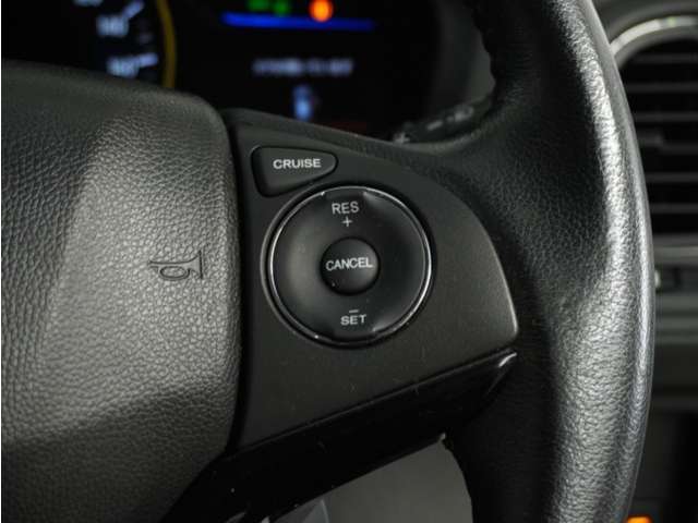 【クルーズコントロール】ステアリングの右側には高速道路で威力を発揮するオートクルーズの操作スイッチががついています。手元で操作ができるので、安全に運転できます！