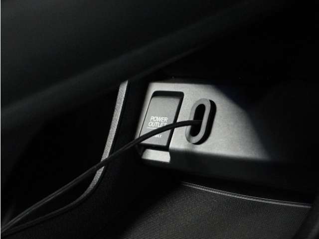 スマートフォンの充電等にも便利な電源ソケットも使いやすい場所に装備されています。