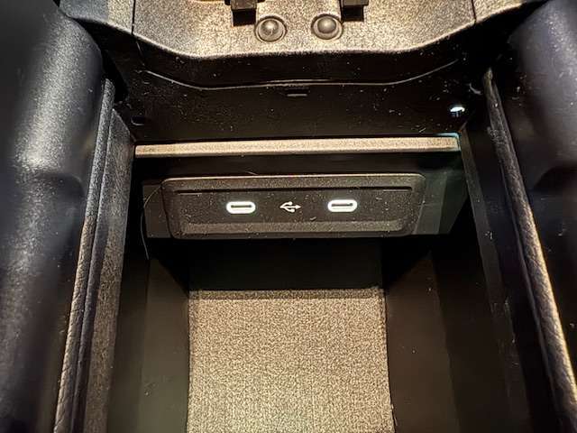 認定中古車フェア期間中はお買い得な特典をご用意しております。ご検討中のお客様はぜひ当店スタッフまでお問い合わせ下さい。