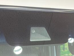 【ホンダセンシング】走行中に前方の車両等を認識し、衝突しそうな時は警報とブレーキで衝突回避と被害軽減をアシスト。より安全にドライブをお楽しみいただけます。