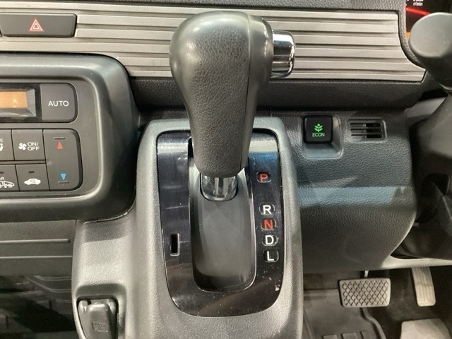 CVT車のセレクトレバーです。低速から高速まで、変速ショックのないスムーズな走りを実現するとともに、エンジン効率のよい領域を維持することで燃費にも貢献します。