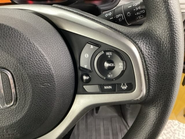 ハンドルにHondaセンシング系のクルーズコントロールやレーンキープアシストなどの操作スイッチが装備されています。ハンドルから手を離さず安全に操作できます。