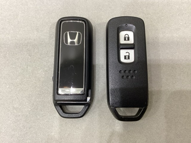 スマートキーを装備しています。鍵を差し込むことなくドアロックの開け閉めと、スタートボタン操作でのエンジンスタートができます。スペアキーも同じものを用意しております。