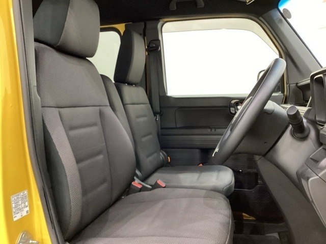 広い足元に肘掛けもついたゆったり座れるシートです。運転席と助手席の間が空いているため、助手席側への移動がスムーズです。交通量の多い道でも、助手席側から乗り降りができます。