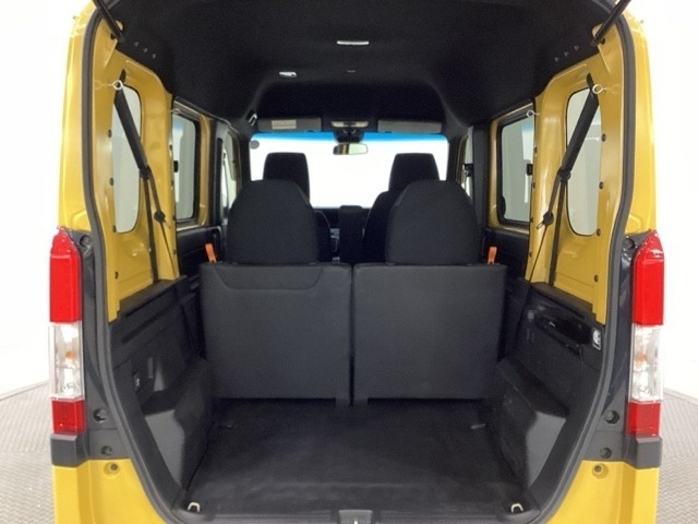 開口部も広く荷物の積み下ろしもしやすいお車となっております。4人乗りでも充分な荷室のスペースがあります。シートの背もたれは5：5の割合で分割して可倒できるので、長いお荷物などを載せることもできます。