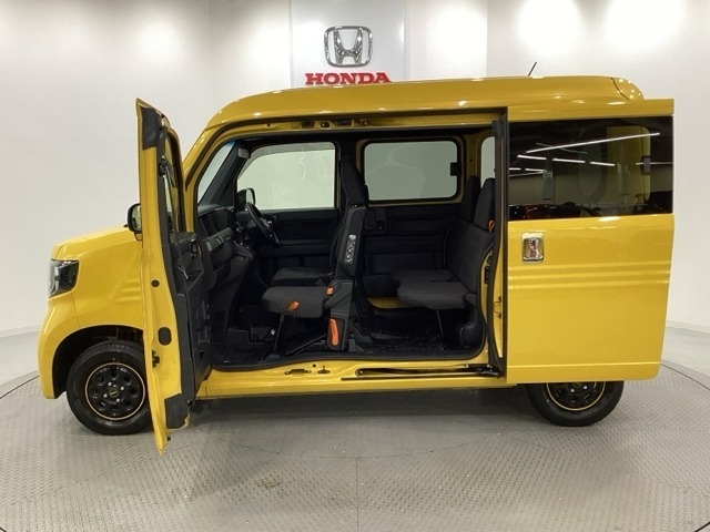 床は低く、天井は高く、すみずみまで使える四角い荷室の大空間です。運転席以外の空間すべてに荷物が積める！。助手席側センターピラーレス （ドアインピラー構造）です。