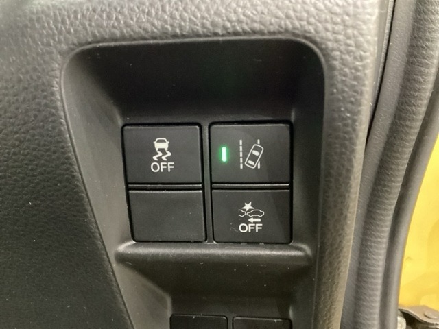 Hondaセンシング用の、VSA（ABS＋TCS＋横滑り抑制）解除とレーンキープアシストシステムのメインスイッチなどはハンドルの右側に装備しています。